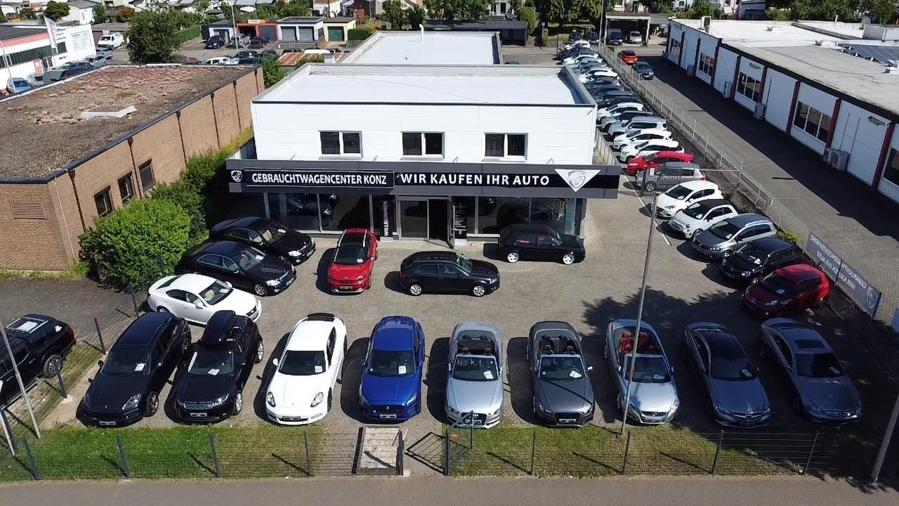 Gebrauchtwagencenter Konz — Frontansicht mit Showroom und Fahrzeugen