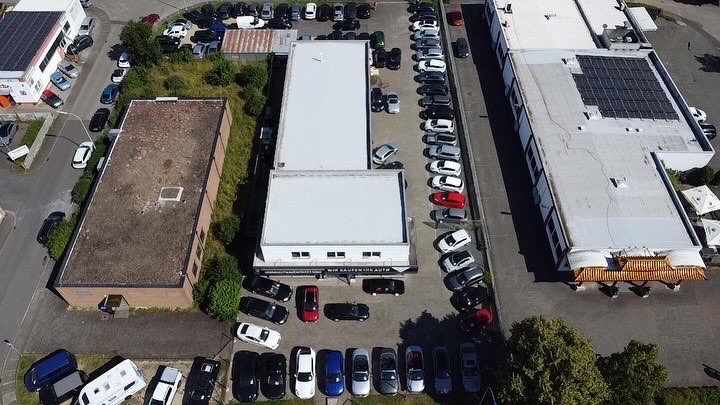 Gebrauchtwagencenter Konz — Seitliche Drohnenaufnahme mit Außengelände